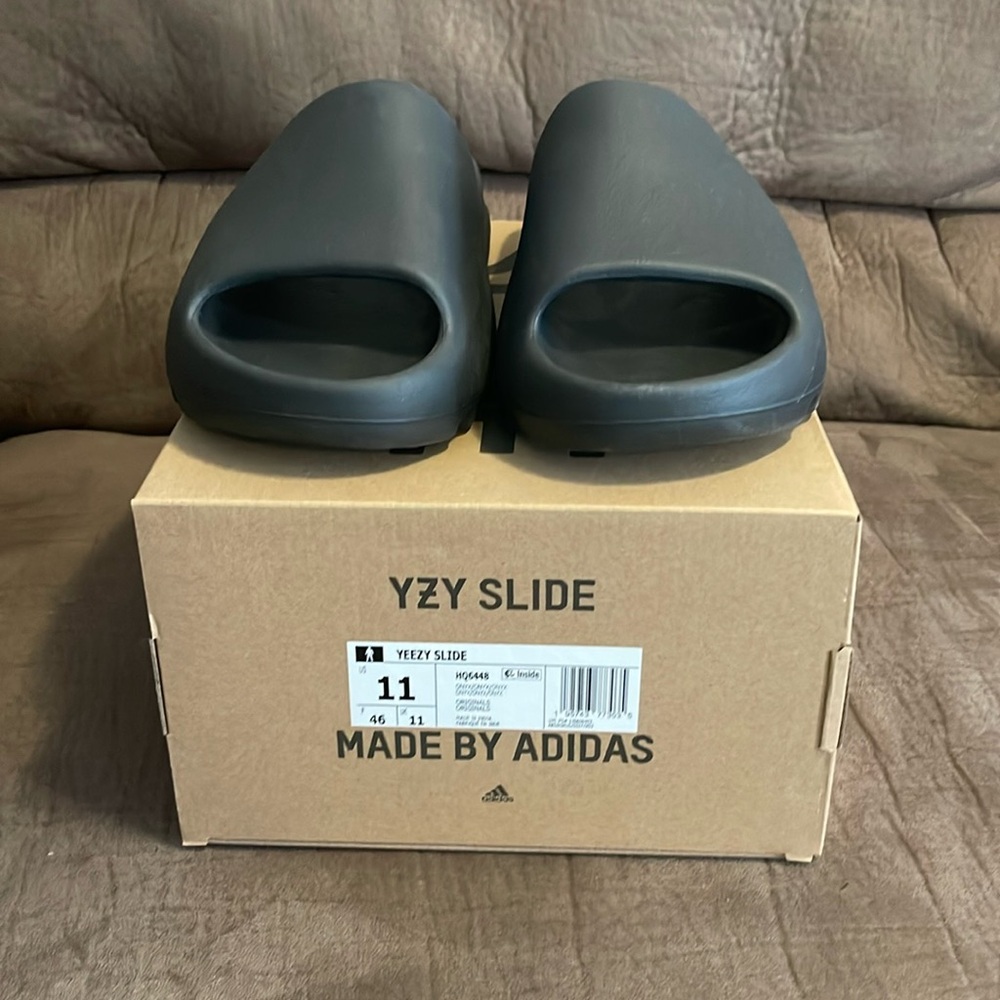 YEEZY SLIDE ONYX OG